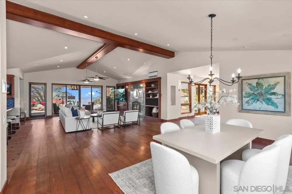 20391 Rancho Villa Ramona, CA 92065