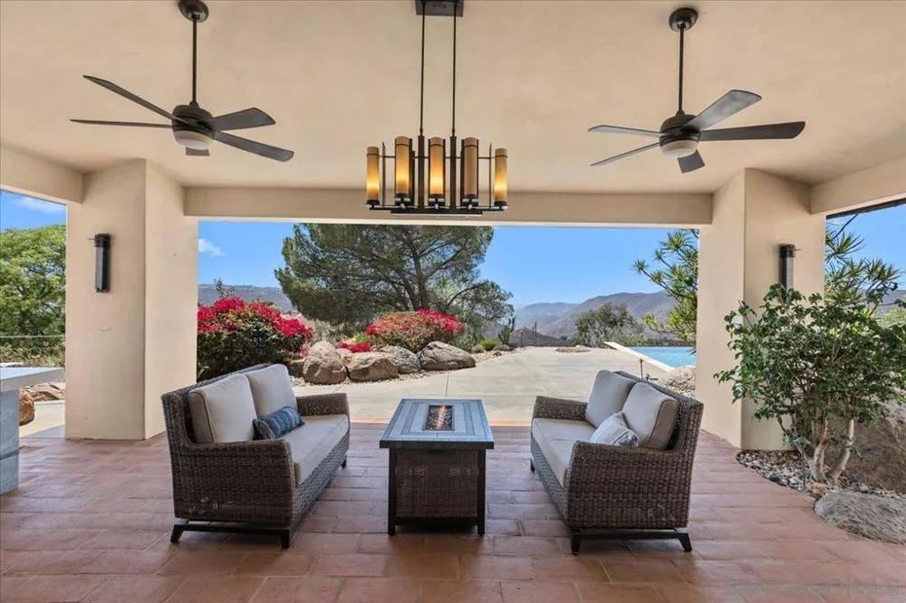 20391 Rancho Villa Ramona, CA 92065