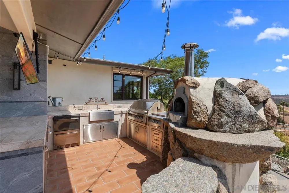 20391 Rancho Villa Ramona, CA 92065
