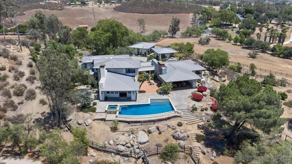 20391 Rancho Villa Ramona, CA 92065