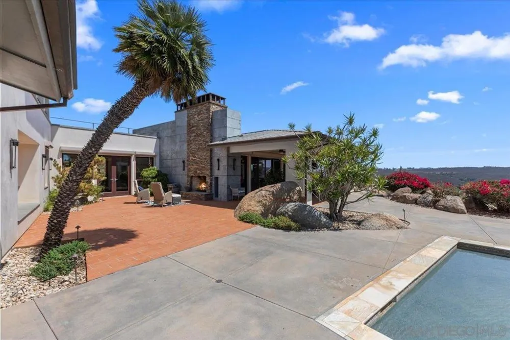 20391 Rancho Villa Ramona, CA 92065
