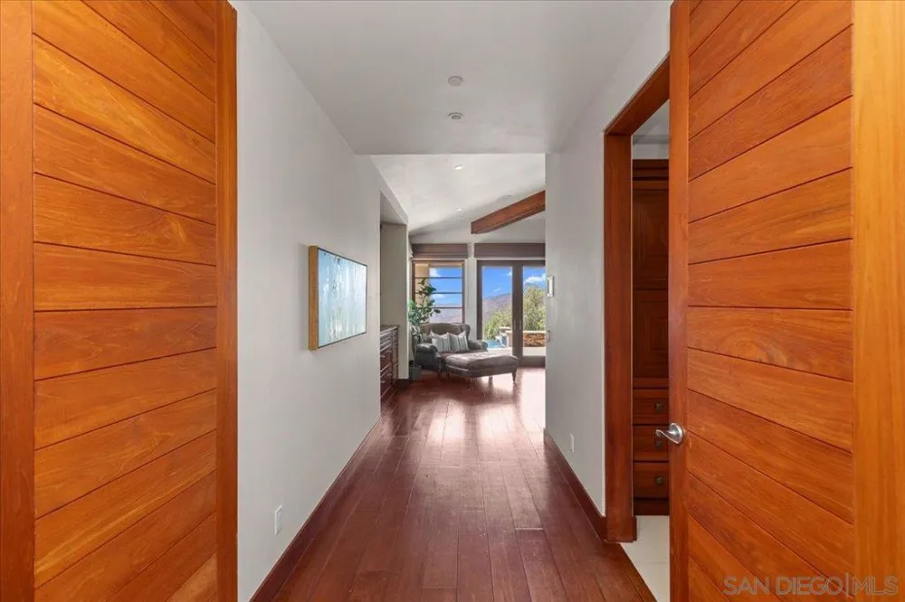 20391 Rancho Villa Ramona, CA 92065