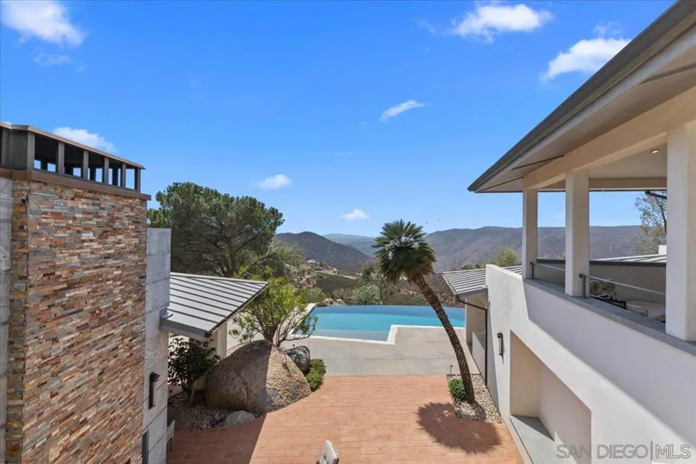 20391 Rancho Villa Ramona, CA 92065