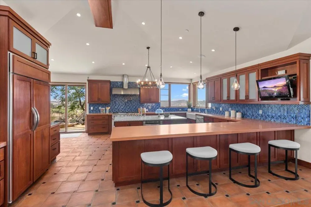 20391 Rancho Villa Ramona, CA 92065