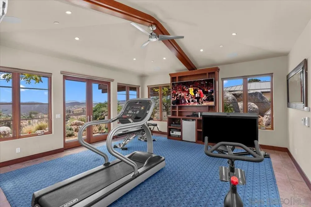 20391 Rancho Villa Ramona, CA 92065