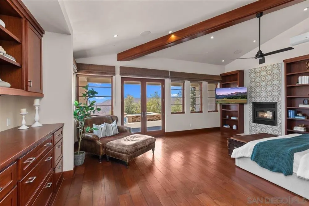 20391 Rancho Villa Ramona, CA 92065