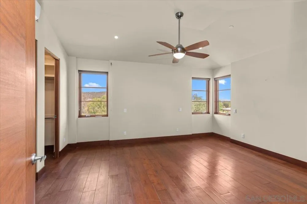 20391 Rancho Villa Ramona, CA 92065