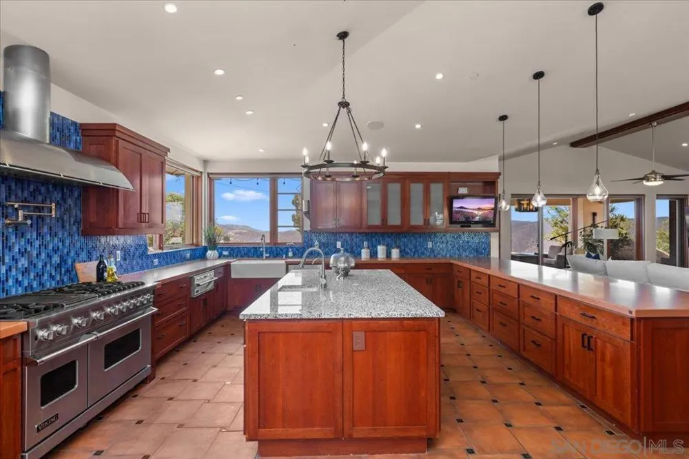 20391 Rancho Villa Ramona, CA 92065