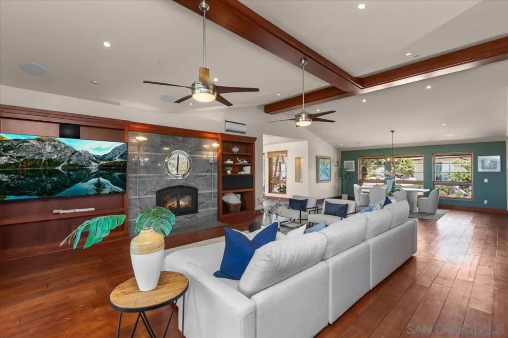 20391 Rancho Villa Ramona, CA 92065