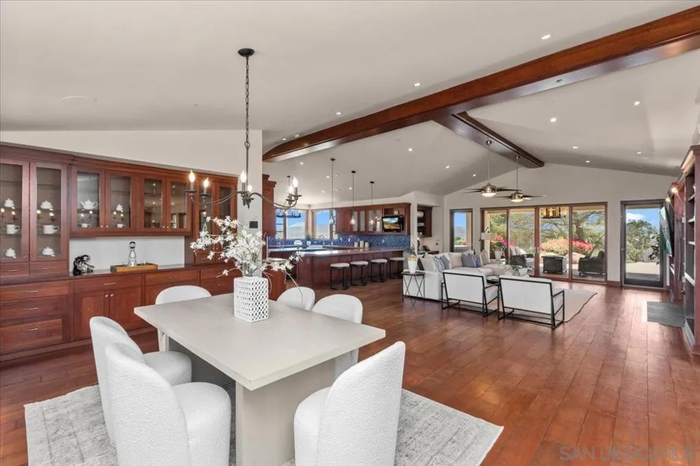 20391 Rancho Villa Ramona, CA 92065