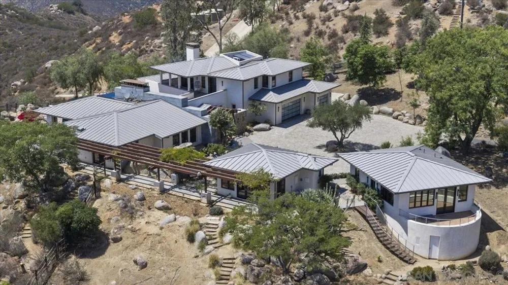 20391 Rancho Villa Ramona, CA 92065