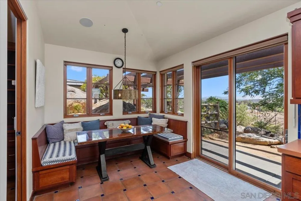 20391 Rancho Villa Ramona, CA 92065
