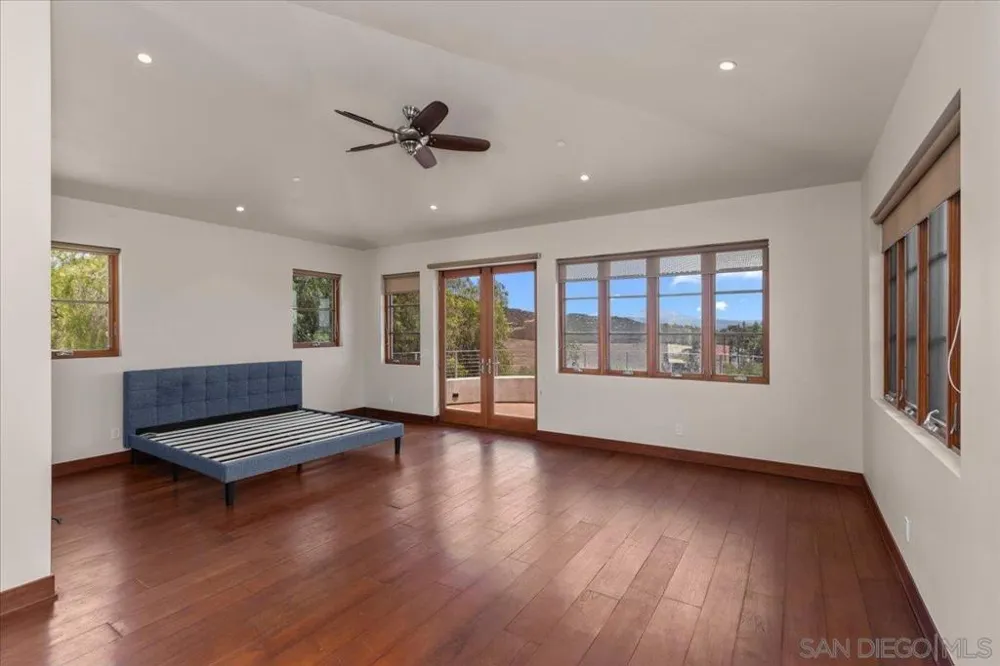 20391 Rancho Villa Ramona, CA 92065
