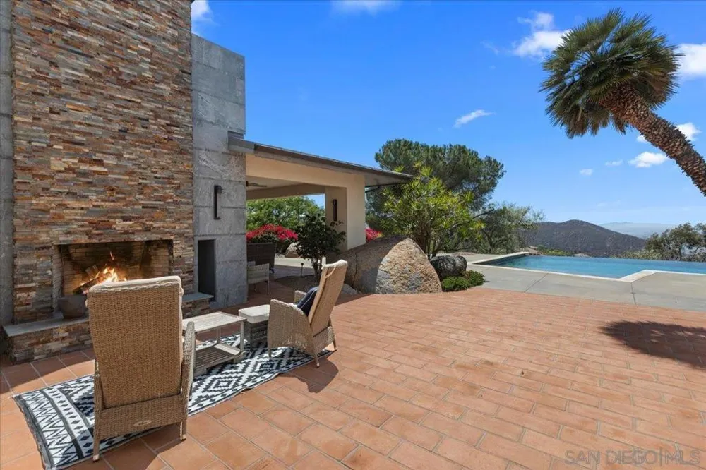 20391 Rancho Villa Ramona, CA 92065