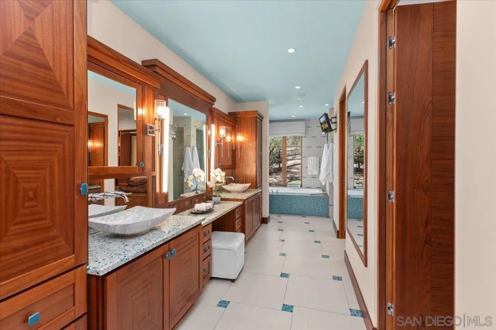 20391 Rancho Villa Ramona, CA 92065