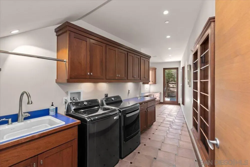 20391 Rancho Villa Ramona, CA 92065