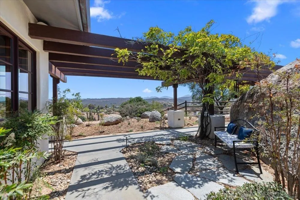 20391 Rancho Villa Ramona, CA 92065