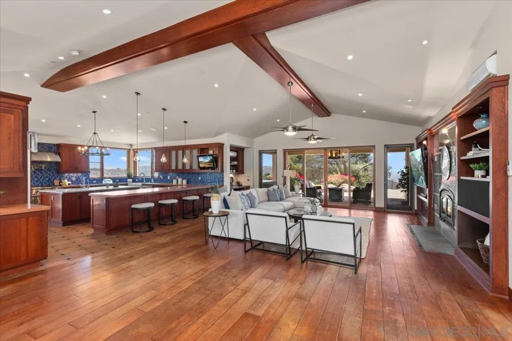 20391 Rancho Villa Ramona, CA 92065