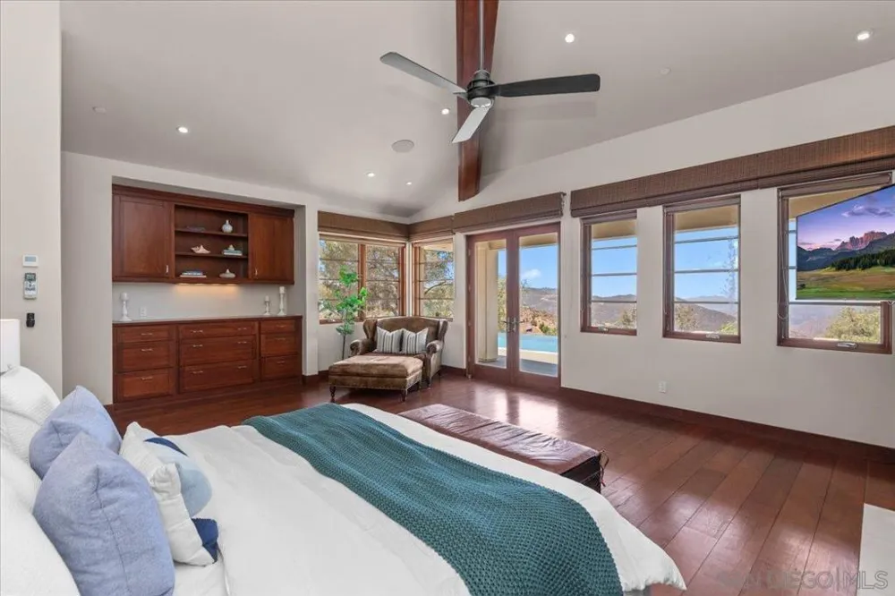 20391 Rancho Villa Ramona, CA 92065