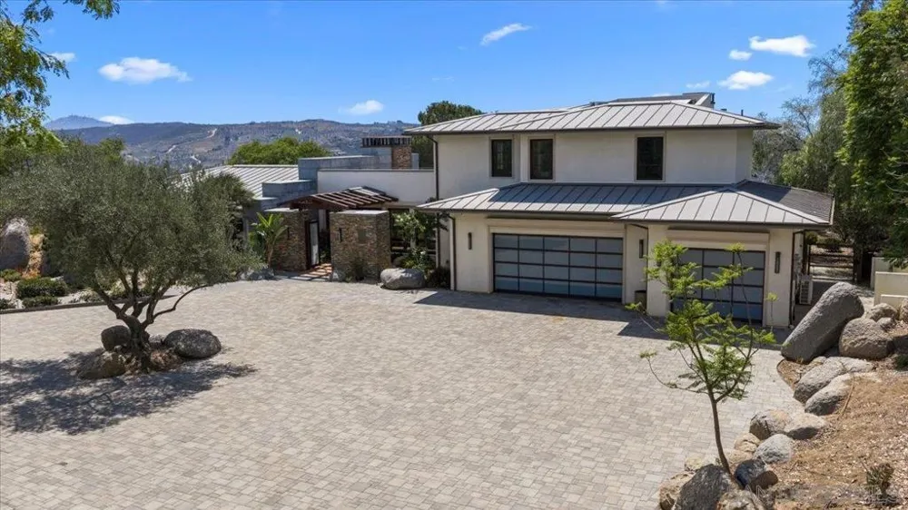 20391 Rancho Villa Ramona, CA 92065