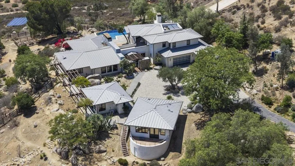 20391 Rancho Villa Ramona, CA 92065