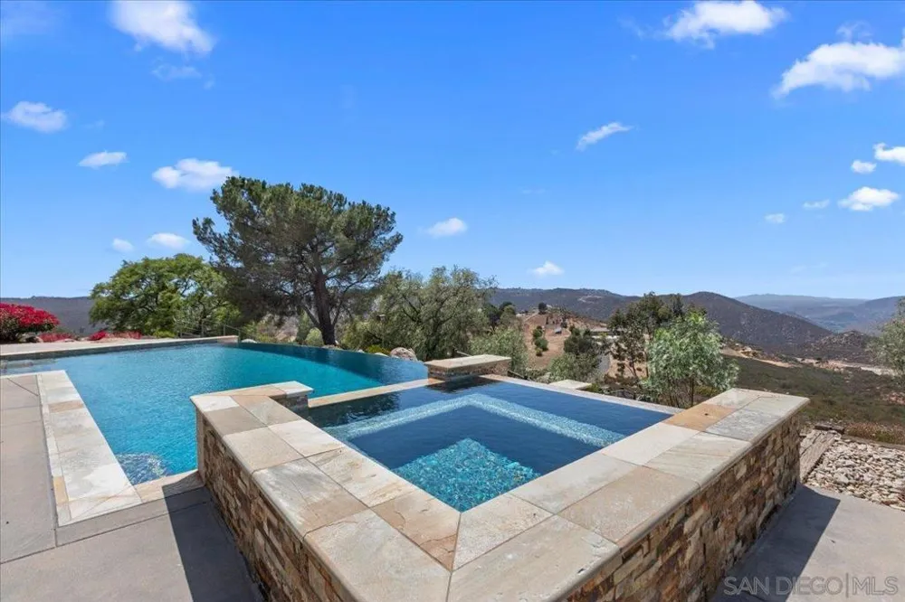 20391 Rancho Villa Ramona, CA 92065