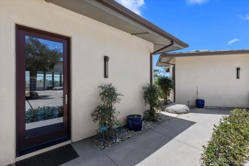 20391 Rancho Villa Ramona, CA 92065