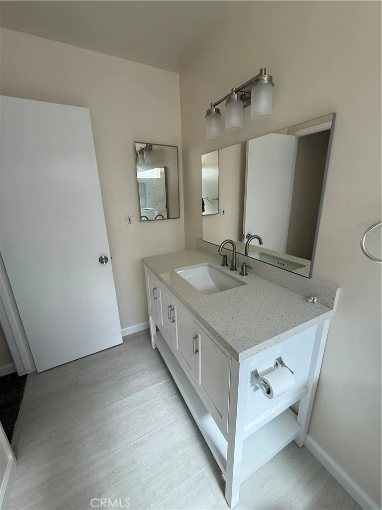 1000 W Macarthur Santa Ana, CA 92707