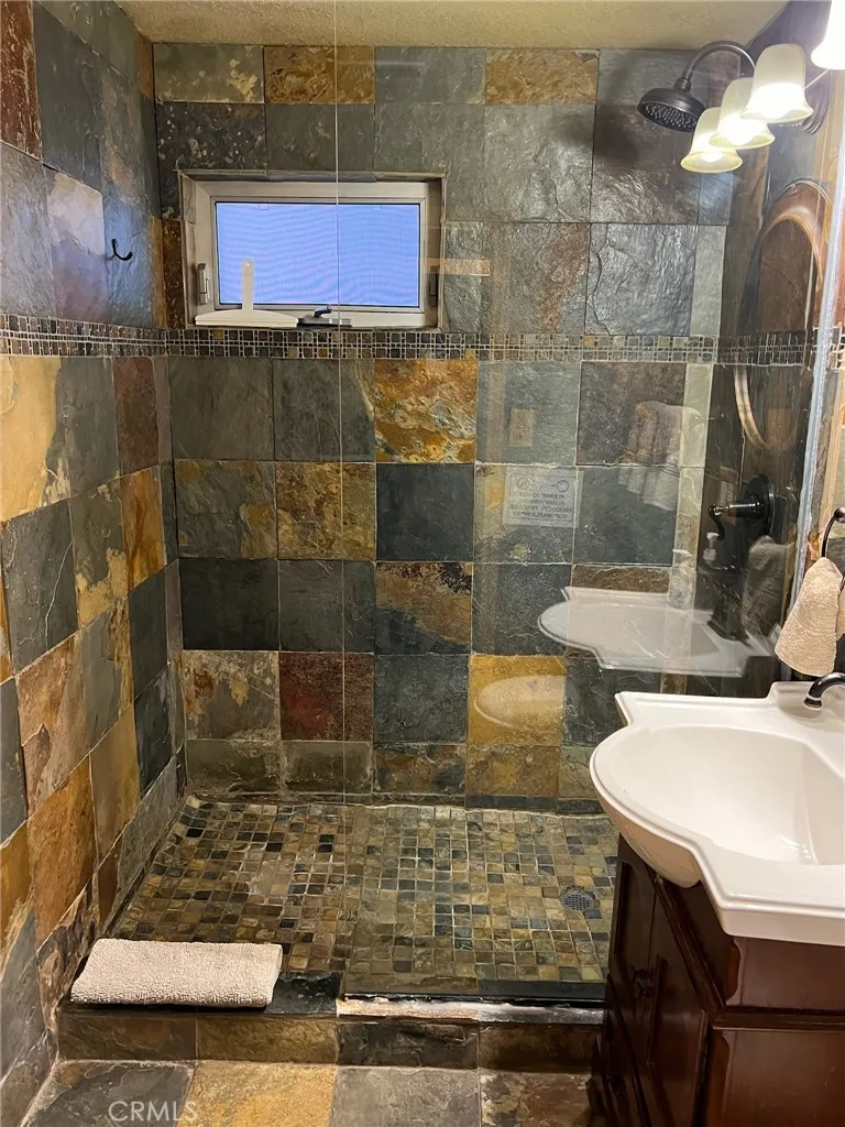 437 Victoria Lane Sugarloaf, CA 92386
