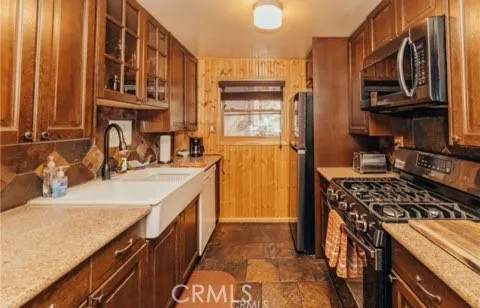 437 Victoria Lane Sugarloaf, CA 92386