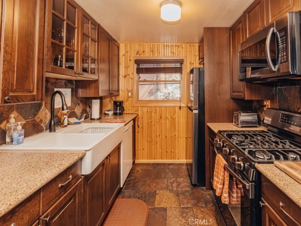 437 Victoria Lane Sugarloaf, CA 92386