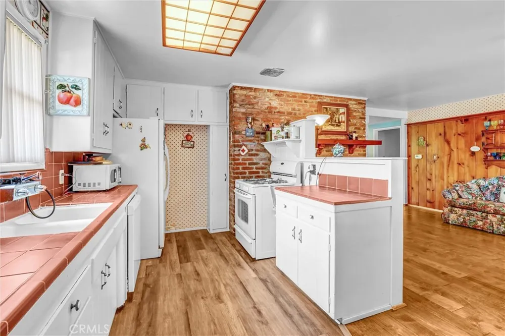 9818 Creemore Drive Tujunga, CA 91042