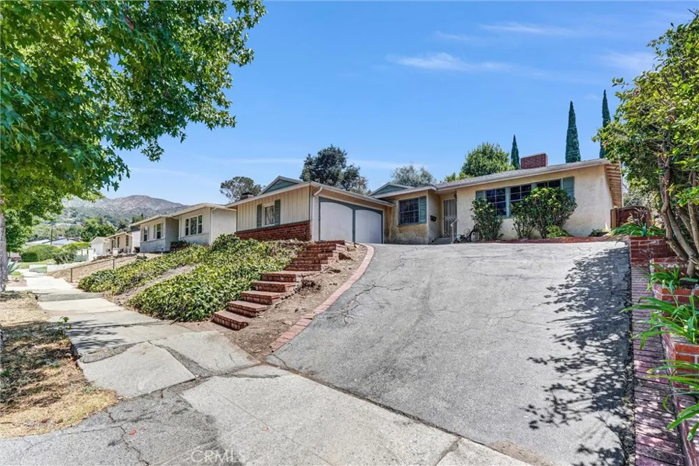 9818 Creemore Drive Tujunga, CA 91042
