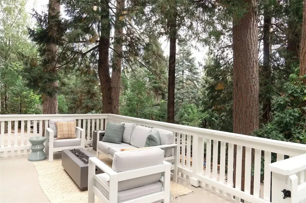 810 Sierra Vista Twin Peaks, CA 92391
