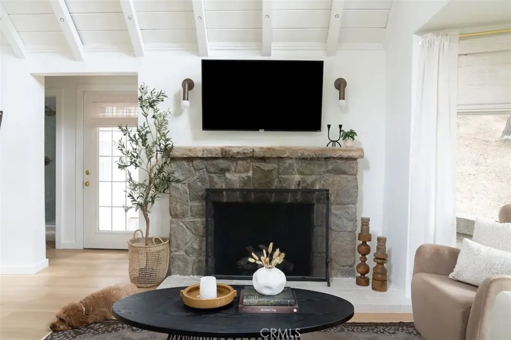 810 Sierra Vista Twin Peaks, CA 92391