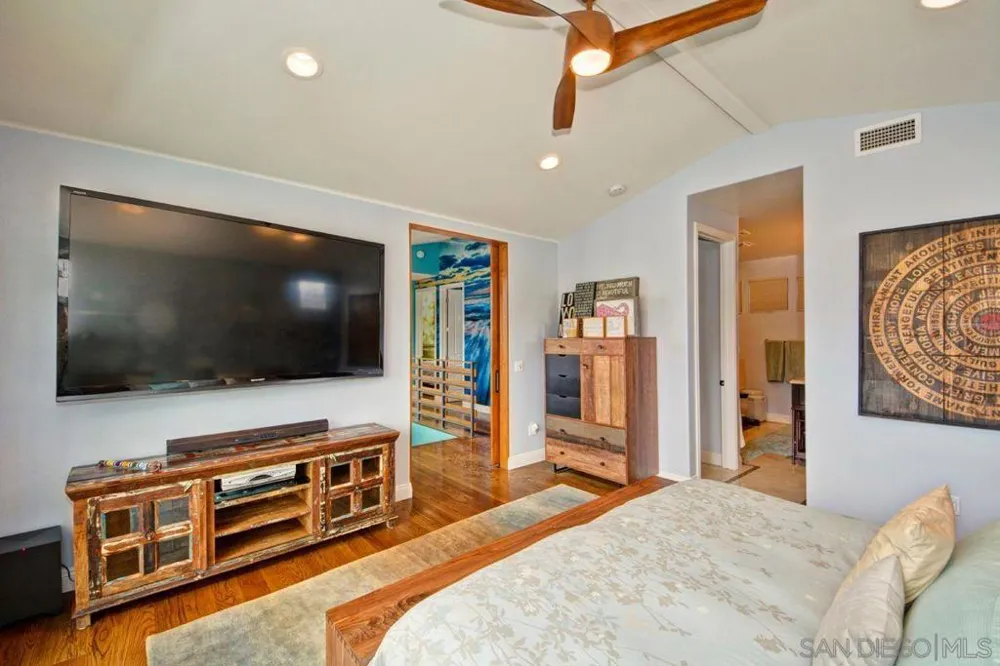 332 N Sierra Ave Solana Beach, CA 92075