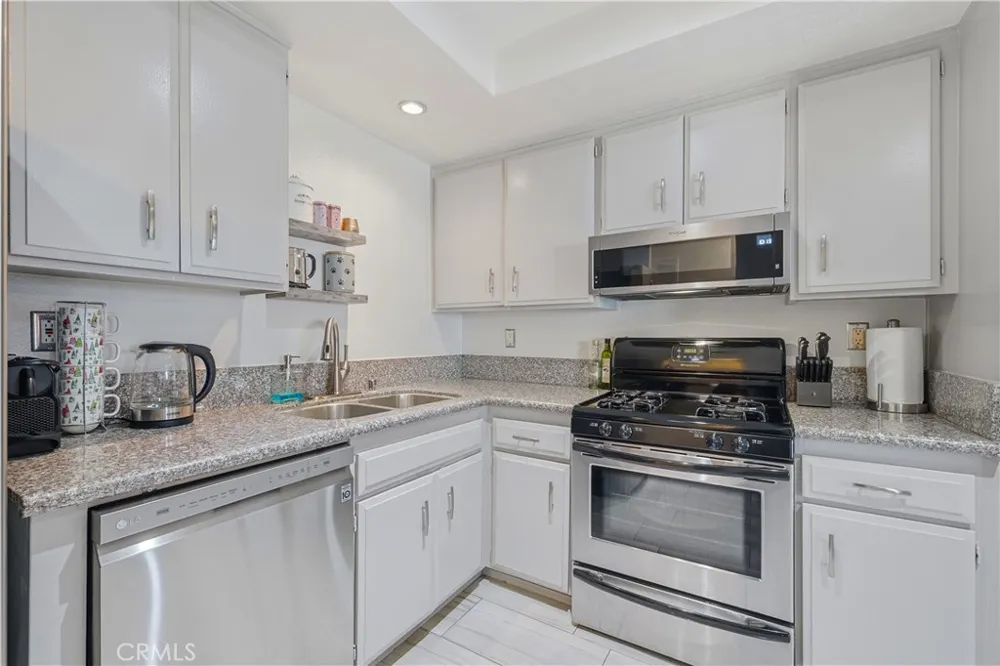 15607 Crestview #85 Los Angeles, CA 91344