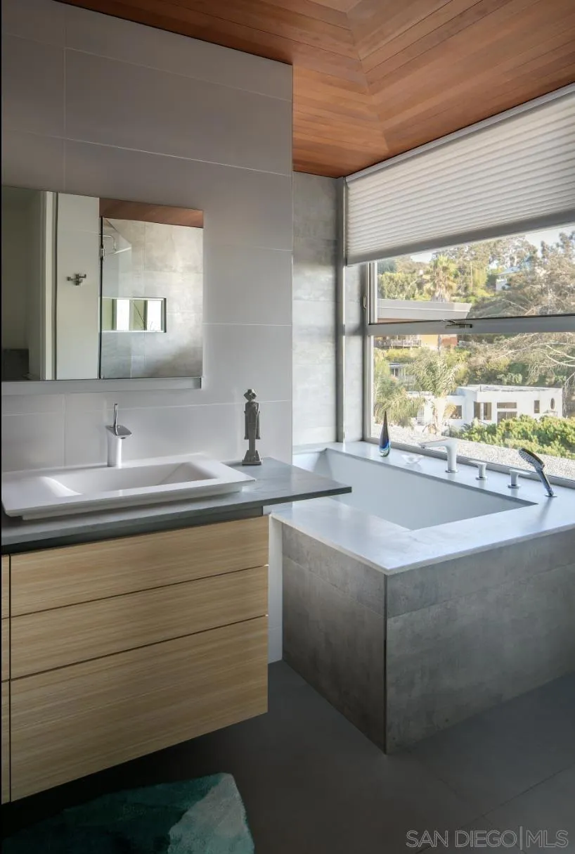 1956 Seaview Ave Del Mar, CA 92014