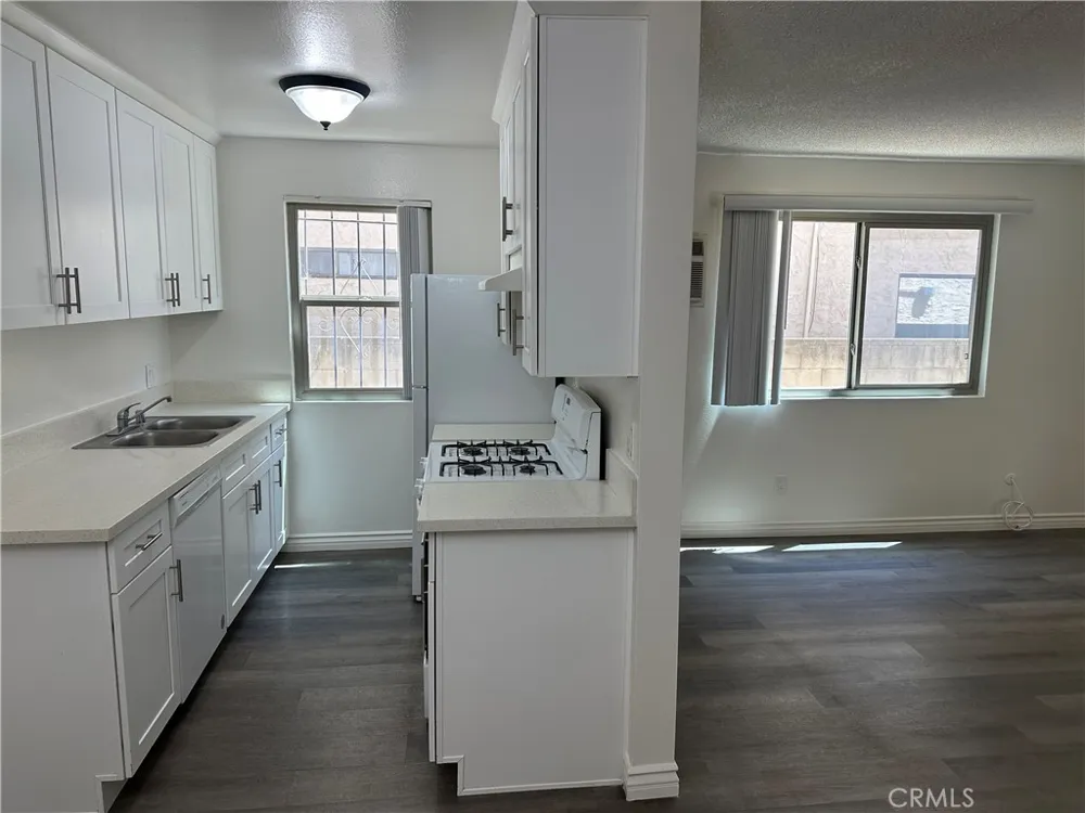 7055 Etiwanda Avenue #102 Reseda, CA 91335