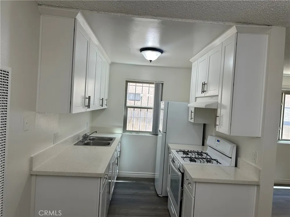 7055 Etiwanda Avenue #102 Reseda, CA 91335