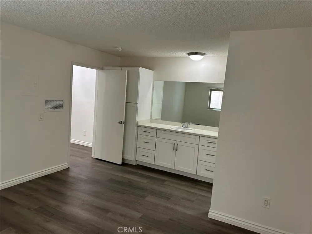 7055 Etiwanda Avenue #102 Reseda, CA 91335
