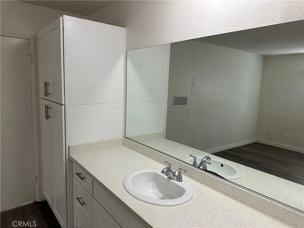 7055 Etiwanda Avenue #102 Reseda, CA 91335