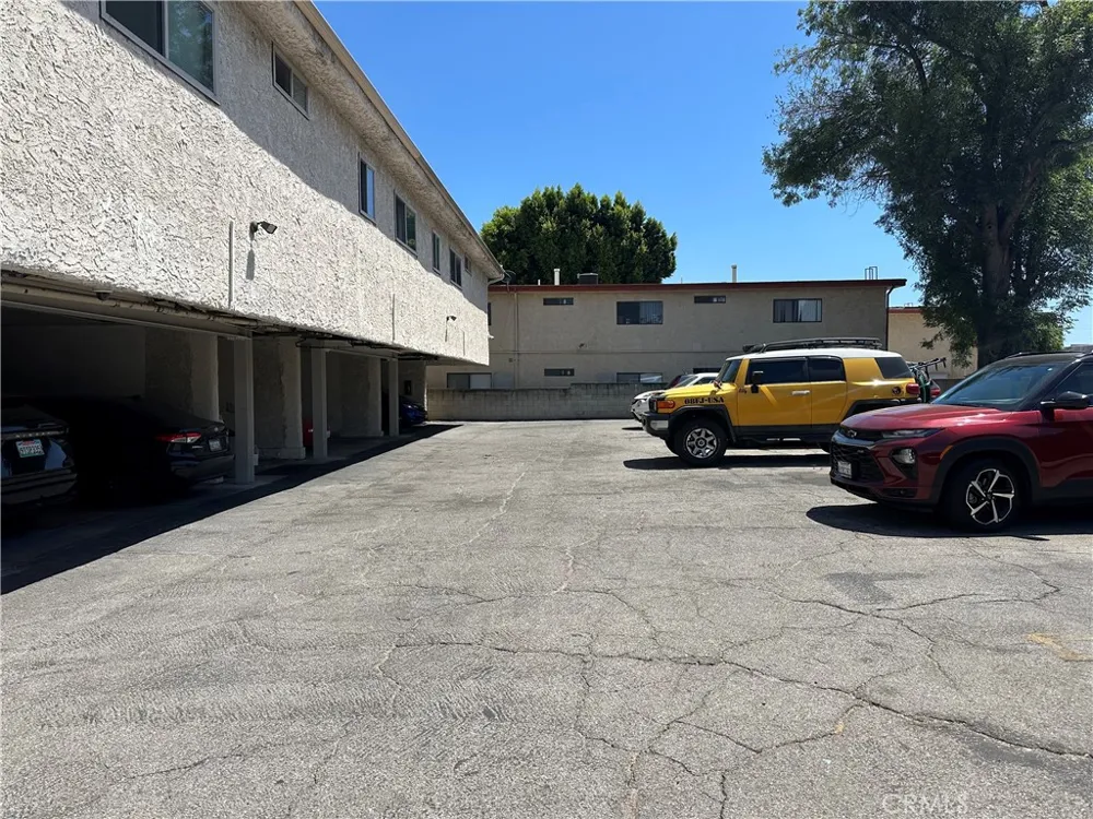 7055 Etiwanda Avenue #102 Reseda, CA 91335