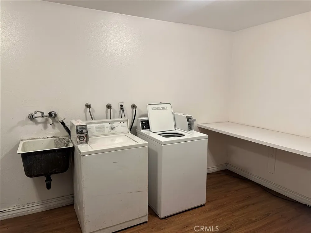 7055 Etiwanda Avenue #102 Reseda, CA 91335