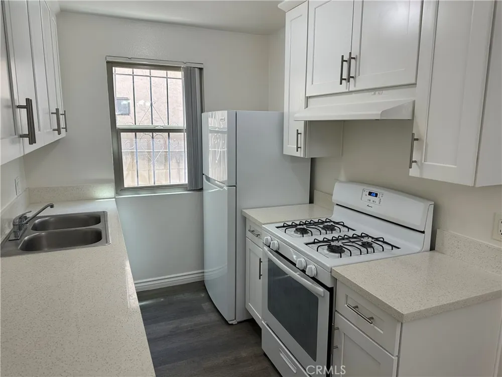 7055 Etiwanda Avenue #102 Reseda, CA 91335