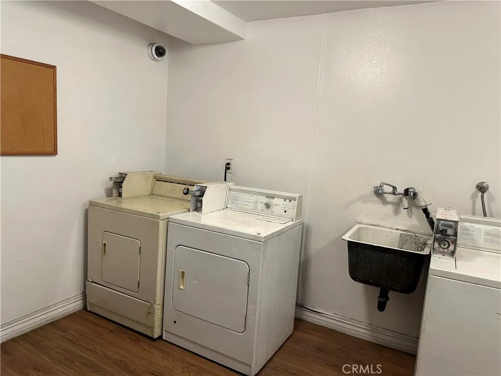 7055 Etiwanda Avenue #102 Reseda, CA 91335