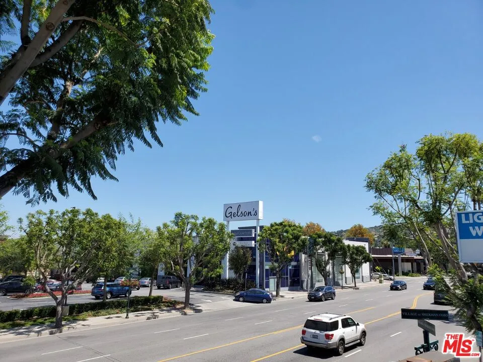 4531 VAN NUYS Sherman Oaks, CA 91403
