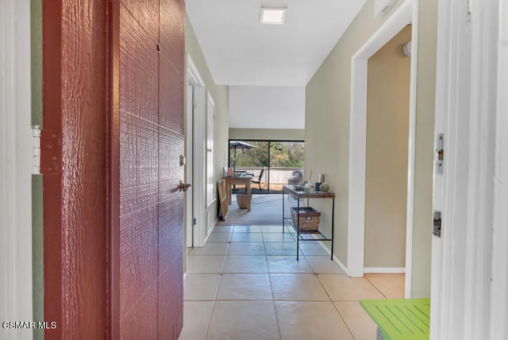 596 Via Novella Oak Park, CA 91377