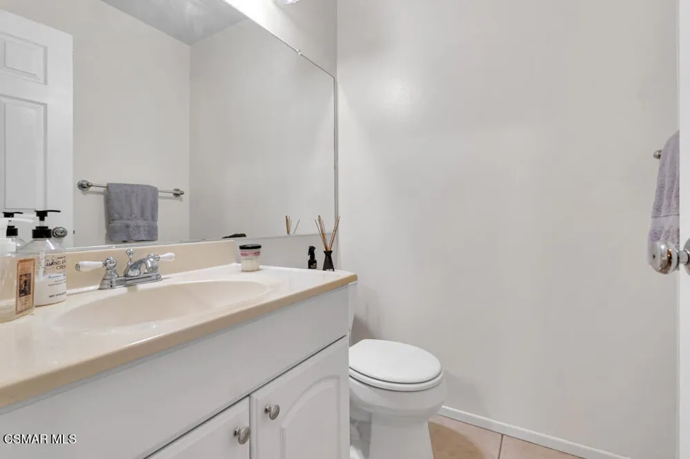 596 Via Novella Oak Park, CA 91377
