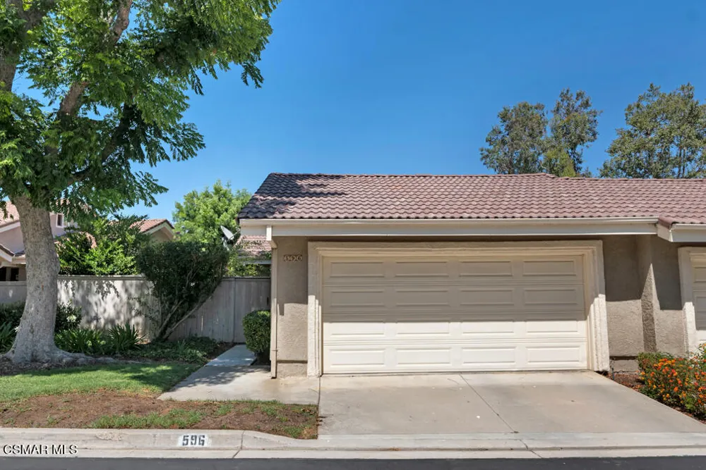 596 Via Novella Oak Park, CA 91377
